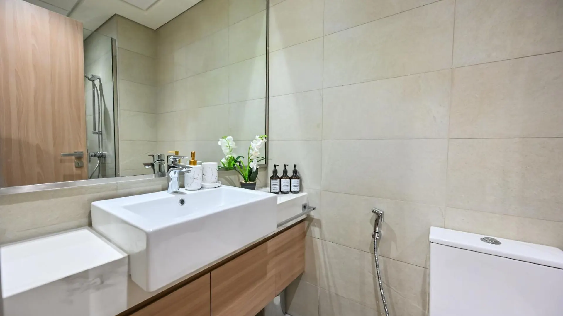 Charming Studio Retreat With A Private Balcony, Just 10 Minutes From The Heart Of The City Dubai Apartment